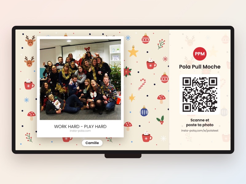 Le mur photo projeté sur un fond de Noël : le polaroid d’une équipe en pulls moches et le QR code