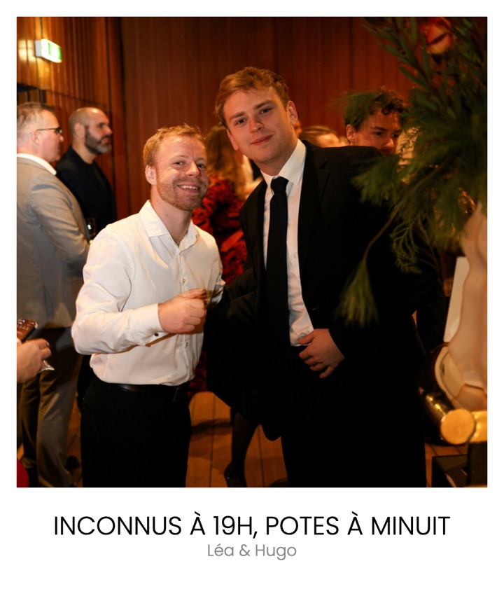 Polaroid légendé « Inconnus à 19h, potes à minuit » : deux invités posent ensemble pendant la soirée