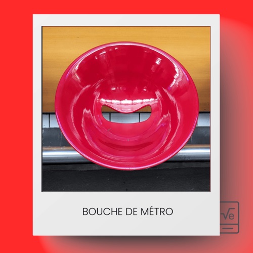 Polaroid titré « Bouche de métro » : un siège rouge brillant du métro, en forme de lèvres