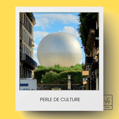 Polaroid titré « Perle de culture » : une immense sphère blanche entre deux immeubles parisiens, au-dessus des arbres