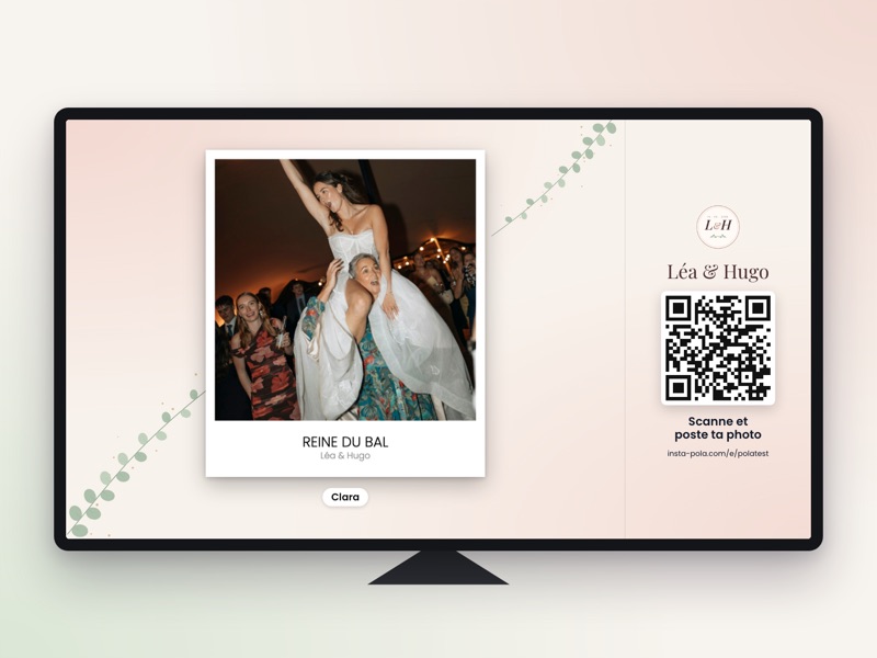 Mur photo de mariage sur une télévision : une photo d'invité en polaroid, le QR code et la consigne Scanne et poste ta photo