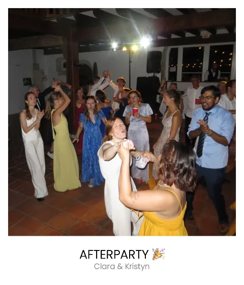 Polaroid du mariage de Clara et Kristyn, légendé par un invité « Afterparty »